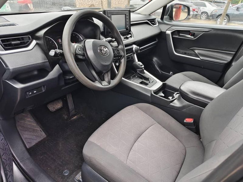 Thumbnail 4 of 2019 TOYOTA RAV4 XLE